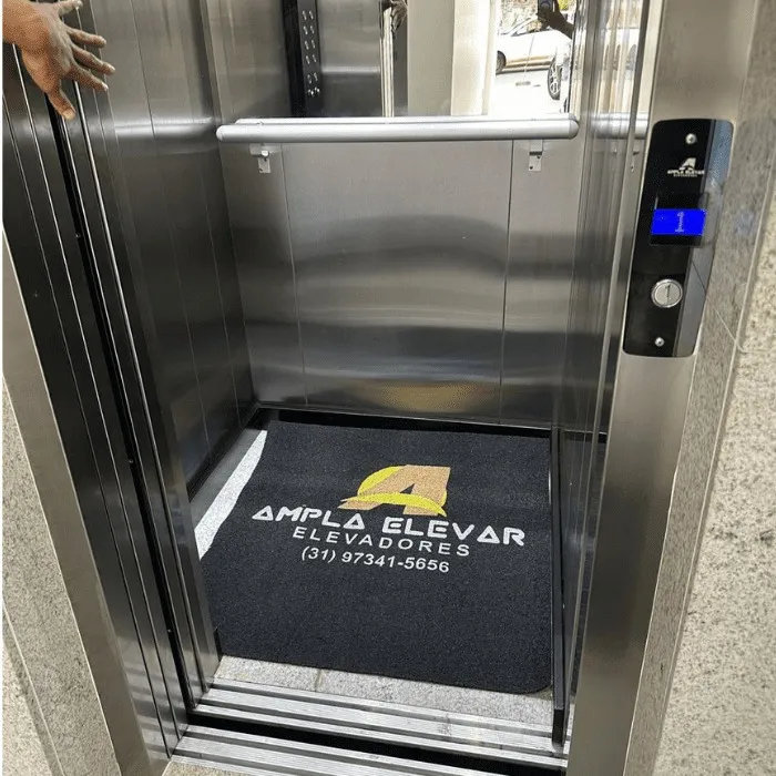Cabine de elevador em aço inox com tapete da Ampla Elevar
