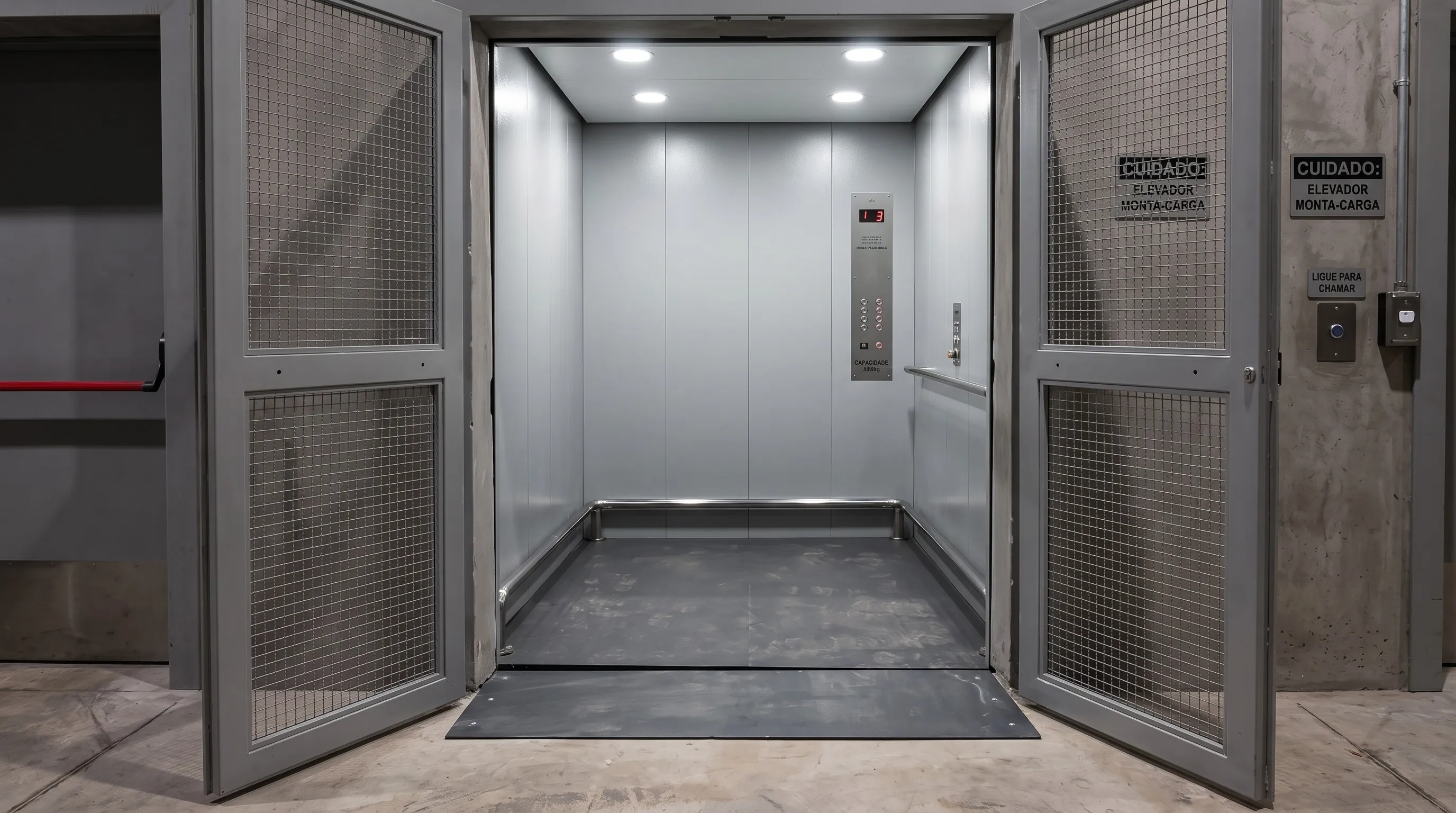 Elevador de passageiros com as portas abertas e cabine em aço inox